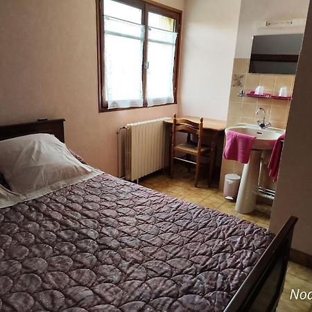 Bed and Breakfast A L'Etape De La Ferme Noailles  Exterior foto