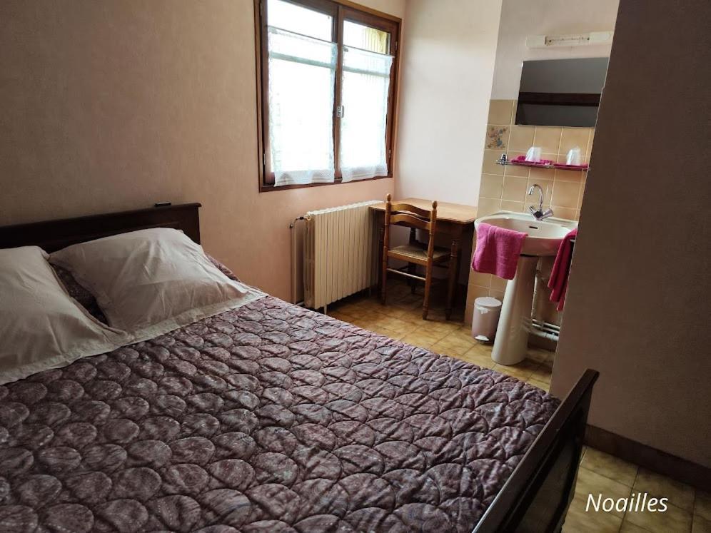 Bed and Breakfast A L'Etape De La Ferme Noailles  Exterior foto